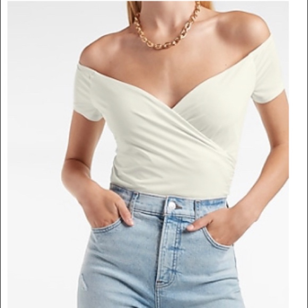 Express Body Contour Silky Off the Shoulder Ruched Tee. Size Medium.